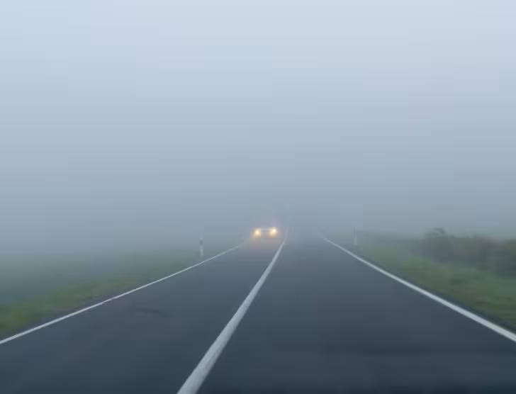 Bezpieczna Nauka Jazdy: Pieszy w Jesiennej i Zimowej Mgle
